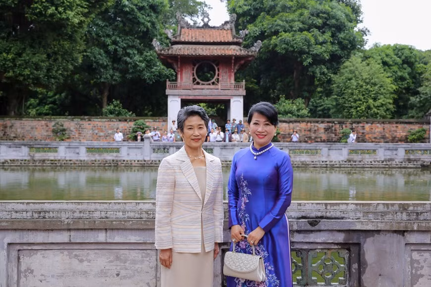 En el centro de Van Mieu está el Khue Van Cac o el Pabellón de los Versos Brillantes, una construcción cuadrada de dos plantas y nueve metros de altura, con techo de ocho piezas, cuatro superiores y cuatro inferiores. El piso inferior lo forman cuatro columnas cuadradas adornadas con relieves ideográficos, mientras que la planta superior, de madera, tiene cuatro paredes idénticas con ventanas redondas en representación del sol y sus rayos. Los capitalinos eligieron en 2000 como símbolo oficial de la ciudad a Khue Van Cac, una construcción pequeña, simple, pero elegante y fina que se combina perfectamente con los árboles y la laguna de los alrededores. (Fuente: Vietnamplus)