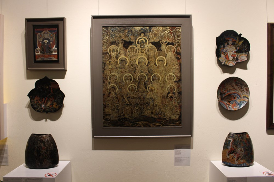 Esta exposición también es una ocasión para alentar y honrar las creaciones individuales de los estudiantes y artistas jóvenes en su carrera, como contribución a preservar y promover los valores de los patrimonios nacionales. Durante un mes, los estudiantes que participan en el evento tendrán la oportunidad de aprender directamente de la experiencia al respecto del artista Le Dinh Nghien, último y único maestro en las tareas de dibujo del cuadro Hang Trong. Le Dinh Nghien ahora vive en el distrito capitalino de Hoan Kiem, cuenta con más de 50 años de experiencia en el campo y hasta la fecha sigue trabajando para mejorar la calidad de sus obras. (Fuente: Vietnam+)