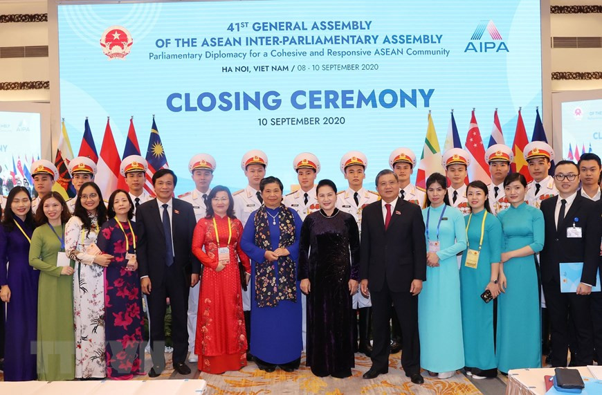 9: La presidenta del Parlamento de Vietnam, Nguyen Thi Kim Ngan, y delegados en el acto de clausura de AIPA (Fuente:VNA)