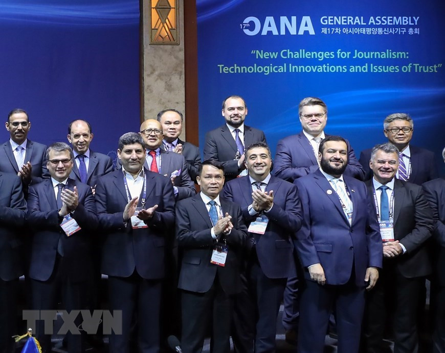 El director general de la VNA Nguyen Duc Loi (primera fila, tercero a la izquierda) en una foto con los jefes de delegación en la 17a Asamblea General de la OANA en la capital surcoreana Seúl, el 7 de noviembre de 2019 (Foto: VNA)
