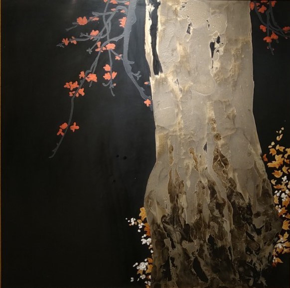 La obra del pintor Bui Huu Hung trata sobre el algodonero rojo, una de las flores características de Hanoi. Conocido también como Bombax ceiba, se trata de un árbol de clima tropical, que posee un tronco recto y esbelto. Posee hojas caducas que pierde en invierno. Sus flores rojas brotan en la primavera, antes de que salgan las hojas. Cada mes de marzo, los algodoneros rojos, conocidos en Vietnam como flores de arroz, tiñen las calles de Hanoi con su belleza. El mejor momento de floración de los algodoneros rojos dura solo de dos a tres semanas. A finales de marzo y principios de abril estas flores se desvanecerán, marcando también la llegada de otra estación en el año. (Foto: Vietnam+)