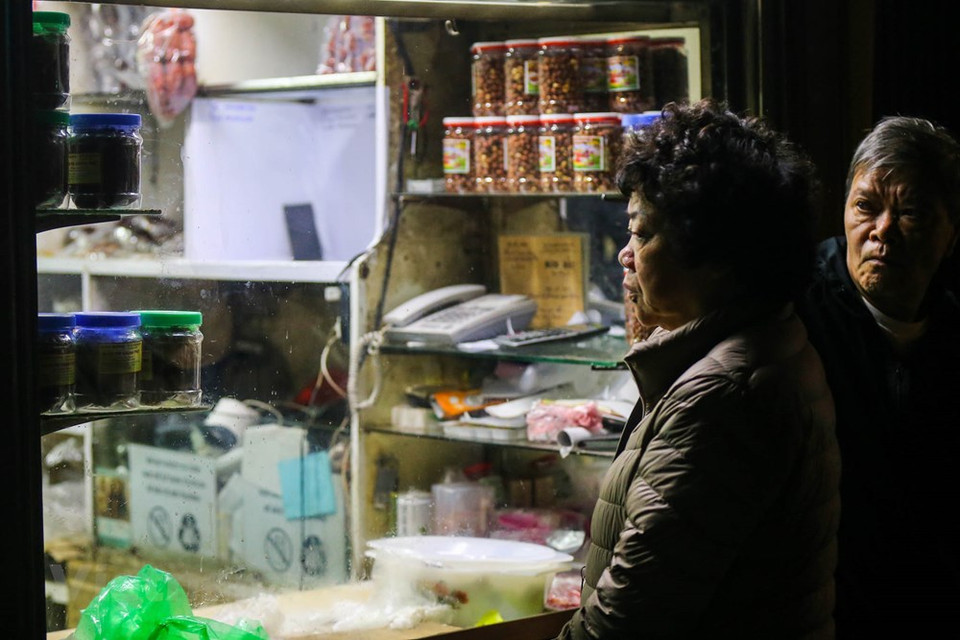 La señora Lan de la calle Bao Khanh dijo que compra Banh Chung en esta tienda todos los años porque es una marca famosa de larga data. Al esperar un gran volumen de compradores de ese pastel este año, reservó su turno en la fila desde las 5:00 de la mañana. De forma cuadrada y grueso, Banh Chung se prepara con arroz glutinoso relleno con frijoles verdes cocinados al vapor y macerados, carne de cerdo sazonada con pimienta, cebolla y otros ingredientes que se envuelven en hojas Dong (Phrynium placentarium) y se hierve a fuego lento durante horas. El color verde de esta hoja representa a las plantas, a las frutas maduras y la carne de cerdo, a los animales del planeta, mientras el arroz es sinónimo de la civilización arrocera. (Fuente: Minh Son / Vietnam +)