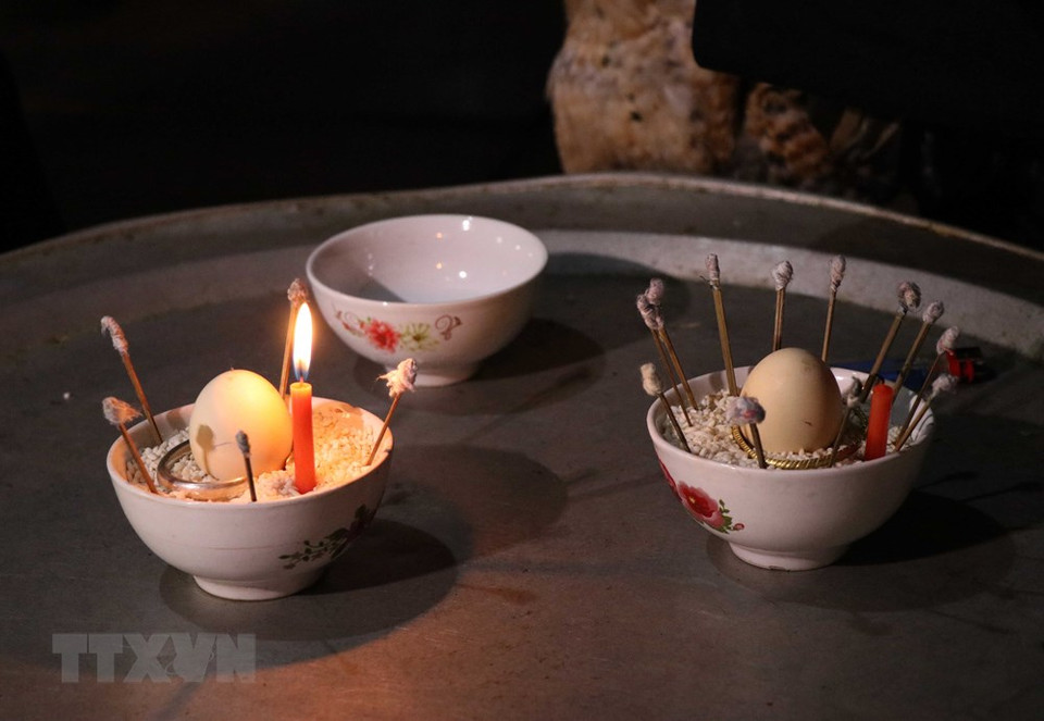 El chamán ofició la ceremonia del ritual. (Foto: Nguyen Xuan Tien / VNA)
