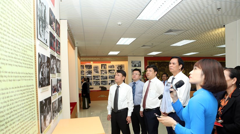 Los dirigentes de VNA inauguran la sala tradicional de la agencia noticiosa en su visita al Centro y la Altiplanicie Occidental (Fuente: VNA)
