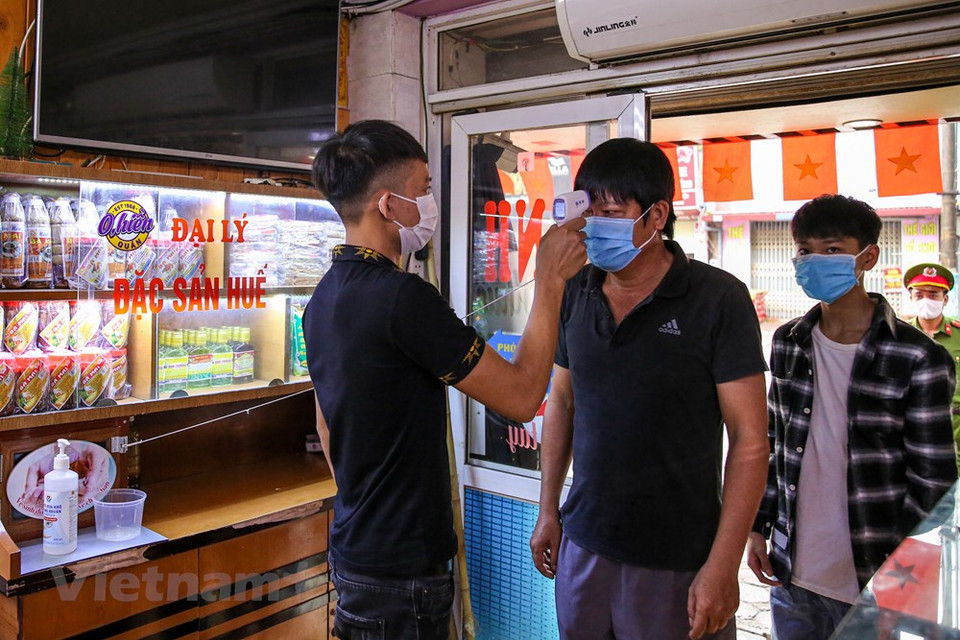 Se trata de una de las medidas necesarias de Hanoi para limitar el rebrote del COVID-19 en la comunidad. La capital vietnamita continuará aumentando la divulgación para elevar la conciencia de la población en la prevención y control de esa enfermedad. La pandemia se deriva del virus coronavirus 2 del síndrome respiratorio agudo grave (SARS-CoV-2). La Organización Mundial de la Salud (OMS) la reconoció como una pandemia global el 11 de marzo de 2020. Los síntomas más comunes son la fiebre, la tos seca y dificultades para respirar. Las complicaciones pueden incluir neumonía, síndrome respiratorio agudo o la sepsis. Todavía no existe una vacuna o tratamiento antivírico 100 por ciento efectivo y la única forma de abordaje del mal es a través de la terapia sintomática y de apoyo. (Foto: Minh Son / Vietnam +)