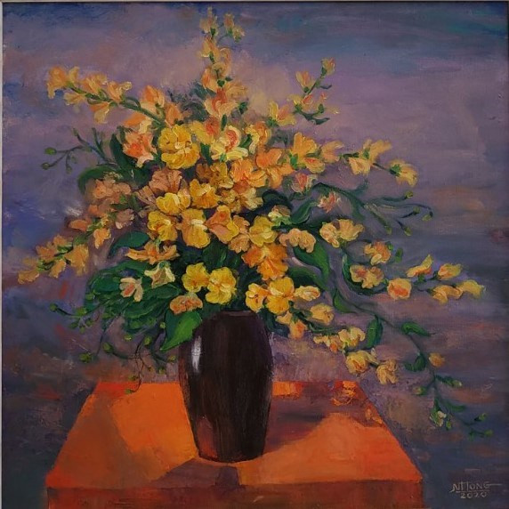 Esta es la obra de la autora Nguyen Hong sobre padauk, flor nacional de Myanmar. Con el nombre científico Pterocarpus macrocarpus, se trata de una de las plantas endémicas del Sudeste Asiático, cultivada para uso ornamental. La planta caducifolia mide como promedio 25 metros de alto, con una corteza muy resistente al ataque de termitas. Por tal razón, la tala indiscriminada del padauk le ha puesto en riesgo en algunas regiones, como Vietnam, Tailandia y la India. Cuando florece produce racimos de flores amarillas y un fruto no comestible. Los pobladores de Myanmar creen que esta flor es un símbolo de la juventud, el amor y el romance, y juega un papel indispensable en las ceremonias tradicionales y religiosas de ese país. (Foto: Vietnam+)