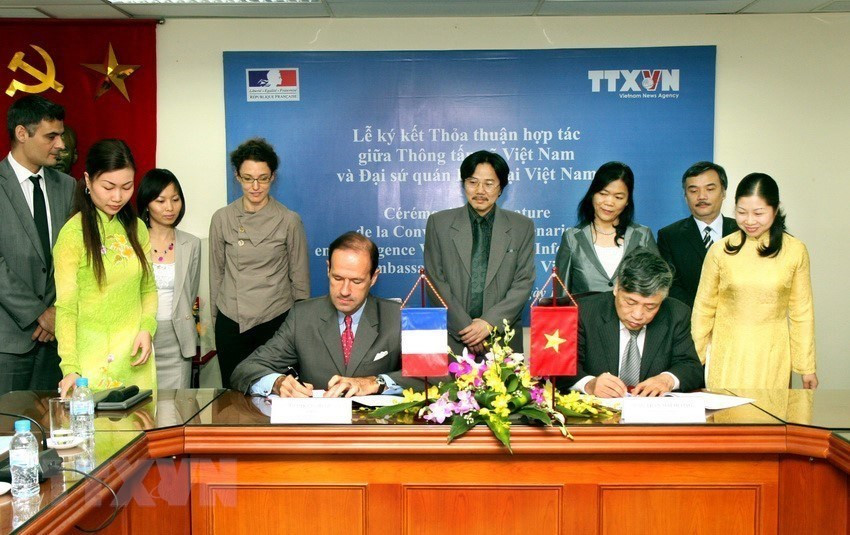 El ex director general de la VNA, Tran Mai Huong, y el ex embajador de Francia en Vietnam, Jean Francois Girault, firmaron un acuerdo de cooperación bilateral el 19 de noviembre de 2010 (Foto: VNA)