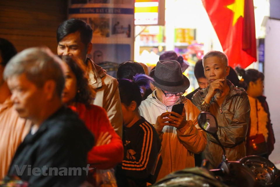 Desde la madrugada del último día del año lunar, mucha gente espera para comprar Banh Chung en la tienda de Quoc Huong en Hang Bong del distrito de Hoan Kiem, Hanoi. Para las familias vietnamitas, el “Bánh chưng” (pastel de arroz) es un manjar indispensable en la bandera de ofrendas de culto a los ancestros en ocasión del Tet (Año Nuevo Lunar). Actualmente, ante el ambiente agitado de la vida, muchas familias optan por comprar el “Bánh chưng” ya elaborado en vez de prepararlo en casa. (Fuente: Minh Son / Vietnam +)