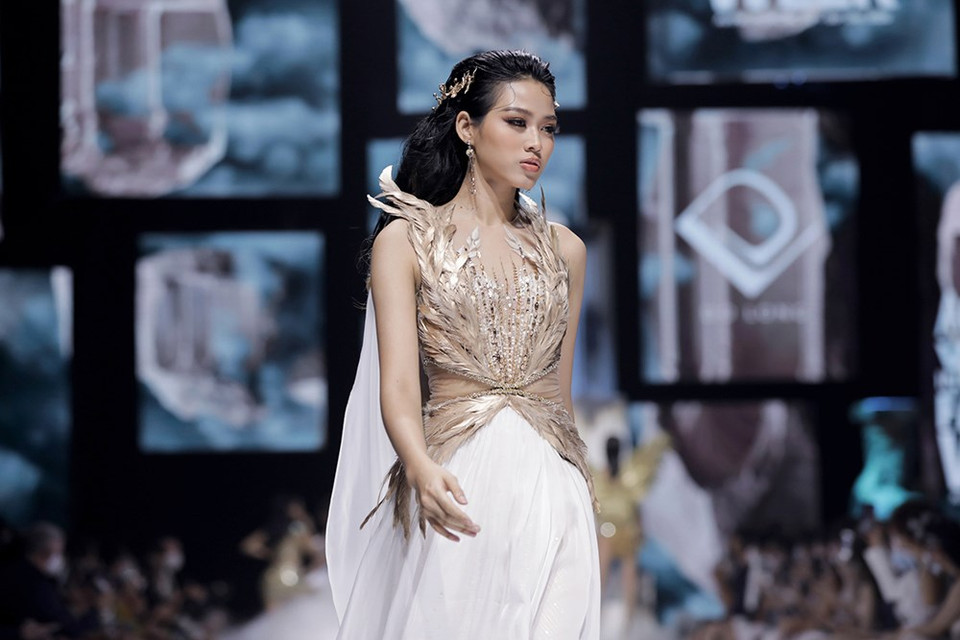 La presentación de la colección “The Valley Of Goddess” (Valle de Diosas) del diseñador Do Long atrajo nuevos rostros con el inicio del top 3 del concurso Miss Vietnam 2020: miss Do Thi Ha, primera y segunda finalistas Pham Ngoc Phuong Anh, de 22 años de edad, y Nguyen Le Ngoc Thao, de 20 años, respectivamente. (Fuente:VNA)