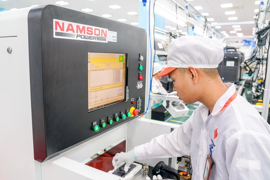 Los productos Vsmart tienen algunas de las mejores características en su rango de precios. Además de ventajas sobresalientes de rendimiento sólido, cámara, capacidad de batería y carga rápida, ofrece una amplia gama de servicios a los clientes. Hasta marzo pasado, Vinsmart presentó 12 modelos de celulares y cinco de televisores inteligentes, así como amplió su mercado en Myanmar y Rusia. Con anterioridad, inauguró en noviembre del año anterior la primera fase de su fábrica de componentes electrónicos en el parque de alta tecnología Hoa Lac, en Hanoi. Ubicada en una superficie de 14,8 hectáreas, la nueva instalación contará con una capacidad diseñada de 125 millones de dispositivos por año. (Fuente:Vietnamplus)