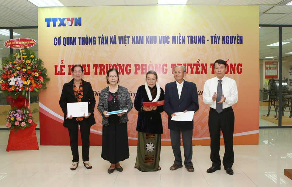 El director general de la VNA, Nguyen Duc Loi, entrega obsequios a las familias de los periodistas de la VNA fallecidos en la guerra pasada (Fuente: VNA)