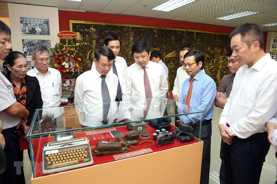 El director general de la VNA, Nguyen Duc Loi, y los delegados visitan la sala tradicional (Fuente: VNA)