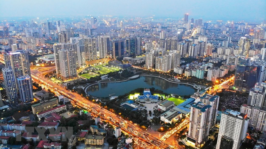 El lago acondicionador Nhan Chinh en el parque Thanh Xuan, distrito de Thanh Xuan, está ubicado en medio de una zona moderna y concurrida. (Foto: VNA)