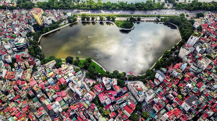 El lago Ba Mau se encuentra en la calle de Le Duan en el barrio de Phuong Lien, distrito de Dong Da. (Foto: VNA)
