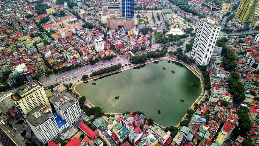 El lago Ngoc Khanh tiene un área de 3,6 hectáreas, y está ubicado en el barrio de Ngoc Khanh, distrito de Ba Dinh, rodeado por las calles de Nguyen Chi Thanh y Pham Huy Thong. (Foto: VNA)