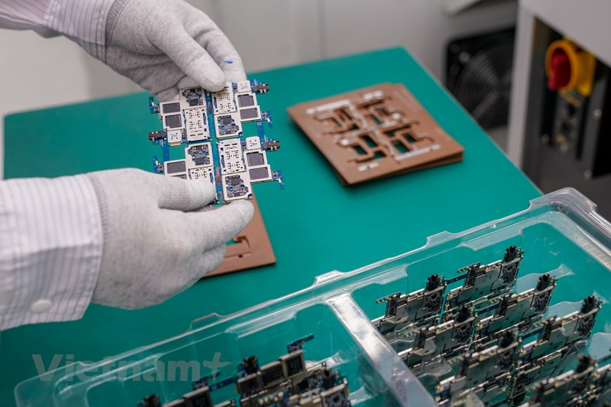 La empresa vietnamita VinSmart, subordinada al mayor conglomerado privado de Vietnam, VinGroup, coopera con la firma italiana de diseño Pininfarina para producir una nueva línea de teléfonos más inteligentes y de moda, y coherente con el lenguaje de diseño internacional, informó hoy una fuente oficial. El producto combina la calidad y el rendimiento sobresaliente de Vinsmart y la belleza elegante y exquisita de Pininfarina. Se da a conocer al público en 2020. En tal sentido, ambas partes trabajan juntas para crear un estilo específico para la nueva generación de teléfonos inteligentes de la marca Vsmart, incluidos el diseño del cuerpo, el método de visualización y el lenguaje operativo. (Fuente:Vietnamplus)