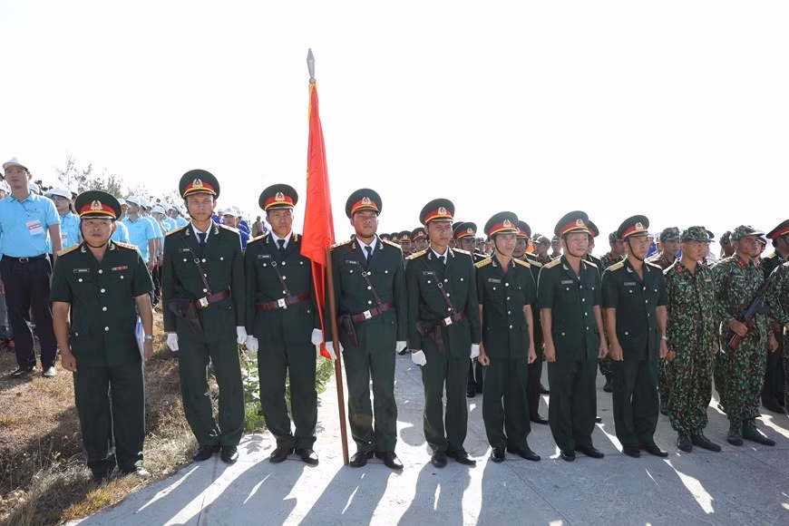 La bandera nacional de Vietnam se levanta en la cima Thoi Loi. Esta bandera de Vietnam contiene una estrella amarilla de cinco puntas, la cual resalta en medio del color rojo, conocido en esa época como el símbolo del socialismo. El fondo rojo simboliza la revolución y la sangre, mientras que la estrella amarilla de cinco puntas representa la unidad de los obreros, campesinos, intelectuales, jóvenes y soldados en la construcción del socialismo. La obra fue diseñada por Nguyen Huu Tien, un líder de la insurrección de 1940 y utilizada durante un levantamiento contra la dominación francesa ese año. (Foto: Vietnam+)