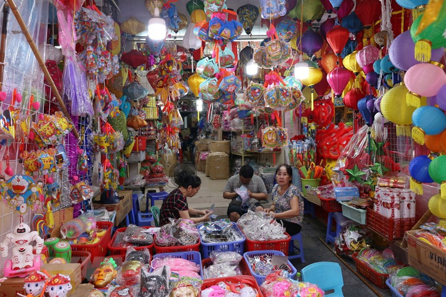 En la calle de Hang Ma se presentan y venden diversos tipos de juguetes tradicionales (Fuente:VNA)