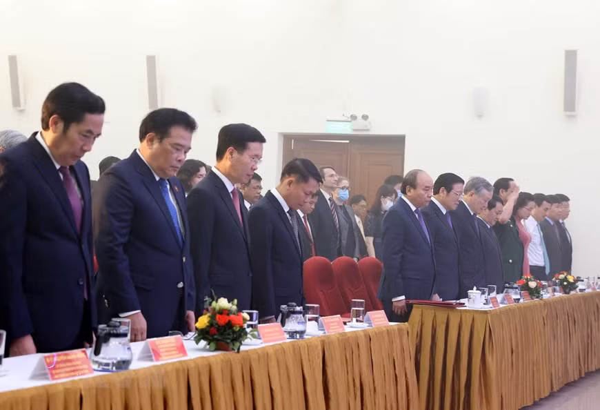 Los delegados rinden tributo a los mártires (Foto: VNA)mô tả cho ảnh