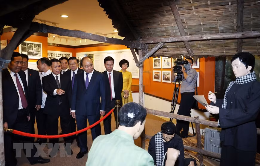 El primer ministro Nguyen Xuan Phuc visita la sala de tradiciones de la VNA (Foto: VNA)