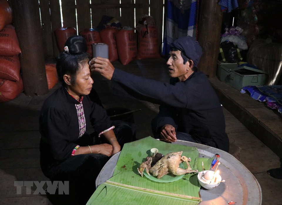 Después de una serie de tambores y gongs que resuenan por todas partes en el pueblo, el sacerdote realizará los primeros rituales para invitar a dioses y antepasados a asistir a la ceremonia. (Foto: Nguyen Xuan Tien / VNA)