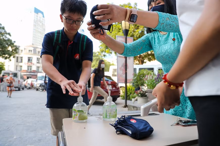 Cualquier miembro del personal escolar, estudiante o padre con síntomas como tos, fiebre o dificultad para respirar no debe estar presente en la ceremonia. Se insta a los padres a no ingresar a las escuelas ni reunirse en la puerta de la escuela. Después de la ceremonia, los alumnos reciben instrucciones sobre la prevención de enfermedades, accidentes y lesiones. Según el director del departamento, Chu Xuan Dung, Hanoi tiene dos mil 794 escuelas con más de 2,1 millones de estudiantes. Anteriormente, alrededor de 900 escuelas secundarias y preuniversitarias en esta capital también reanudaron sus actividades académicas desde el 4 de mayo. (Fuente: Vietnamplus)