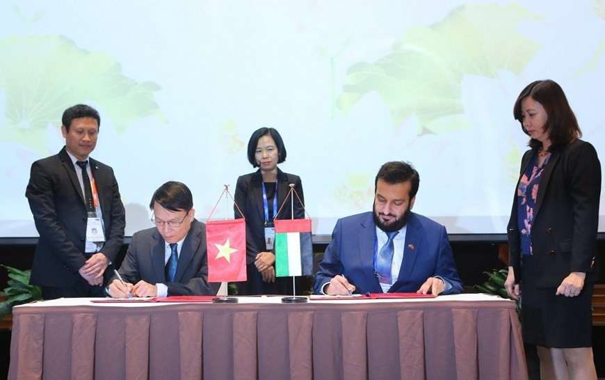 El director general de la VNA, Nguyen Duc Loi, y el director ejecutivo de la agencia de noticias de Emiratos Árabes Unidos (WAM), Mohamed Jalal Alrayssi, firmaron un memorando de entendimiento para la cooperación bilateral en Hanoi el 19 de abril de 2019, en el marco de la 44a Reunión del Comité Ejecutivo de OANA (Foto: VNA)
