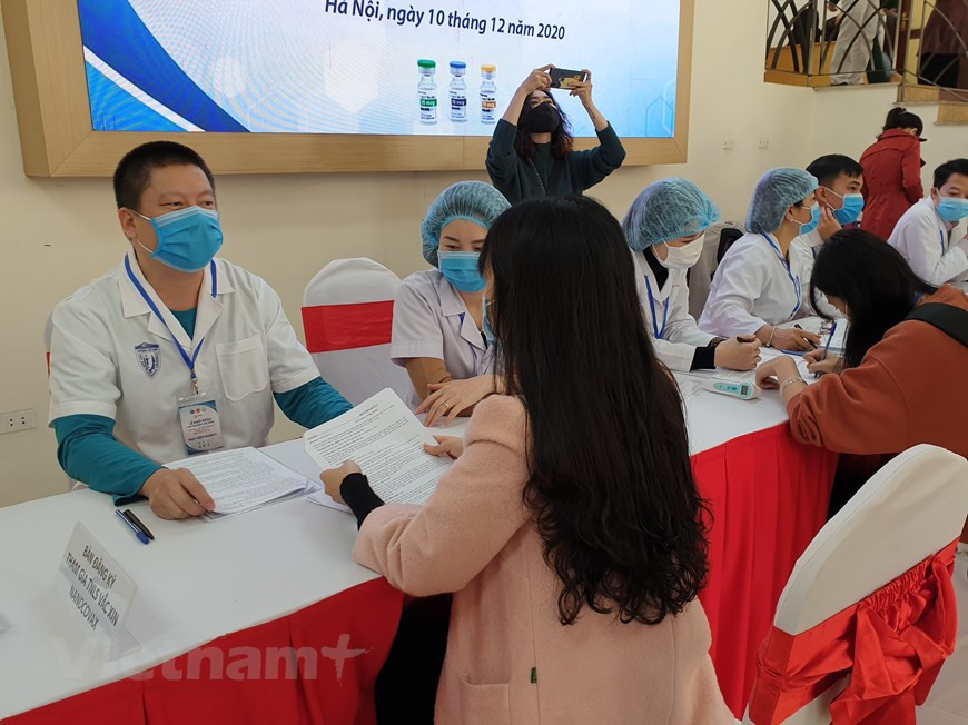 Una voluntaria se registra para el programa.