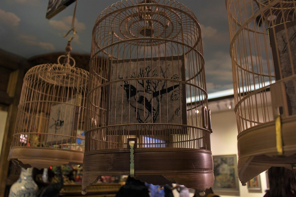 La exposición “Tradición hacia la tradición” tiene un gran simbolismo al organizarse en el templo de Nam Huong, un edificio antiguo en la misma calle que dio nacimiento al cuadro Hang Trong. Se espera que el éxito de la exposición contribuya a abrir nuevas oportunidades para las tareas de conservación y promoción de los valores de la cultura tradicional de la nación indochina. El rector de la Universidad de Bellas Artes de Vietnam, Le Van Suu, compartió que el cuadro Hang Trong corre el riesgo de desaparecer por lo cual su preservación o no depende del interés de los artistas y el público. (Fuente: Vietnam+)