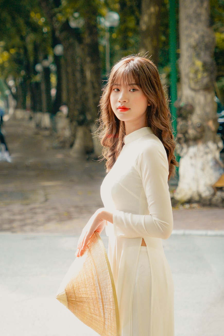 Se trata de una temporada en la que las mujeres de Hanoi tienen la oportunidad de usar el tradicional traje y toar fotos en las calles más hermosas de la ciudad, como las calles Kim Ma, Phan Dinh Phung y Hoang Dieu, o en el Templo de la Literatura. El Ao Dai es originario de la dinastía feudal Nguyen, establecida en la ciudad de Hue en el siglo XVIII. En el siglo XX, dicha prenda empezó a ser más popular en todo el país. Además de la etnia mayoritaria Kinh, las otras comunidades utilizan y aprecian este traje. El Ao Dai constituye una legítima expresión de la cultura nacional, y la prenda que por antonomasia contiene el alma y el carácter de la mujer vietnamita. (Foto: Vietnam+)