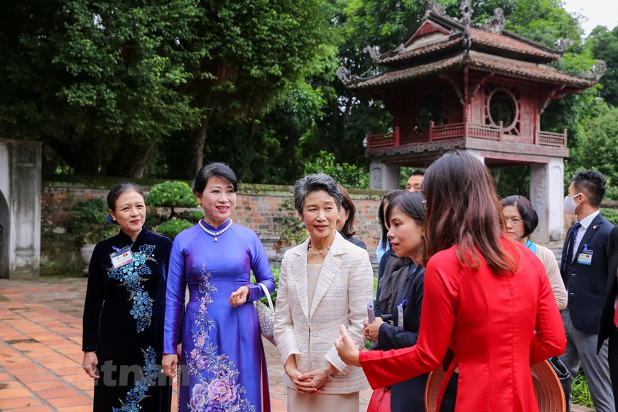 La señora Suga Mariko conoce acerca de la fundación y el desarrollo de Van Mieu-Quoc Tu Giam, primera universidad de Vietnam, y contempla obras arquitectónicas en el recinto del sitio. Construida en 1070, sesenta años después de la fundación de Hanoi como centro económico y político del país, la institución cumplió, durante sus primeros tiempos, las funciones de culto al filósofo Confucio. El rey de la dinastía Ly lo transformó en 1076 en una escuela de enseñanza superior y convocó al primer examen de ingreso. Al principio solo ofrecía clases a príncipes, y a partir de 1223 abrió las puertas a ganadores de los concursos nacionales. (Fuente: Vietnamplus)