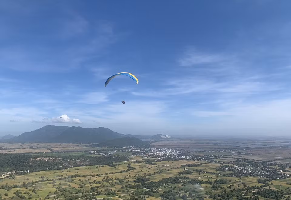 Piloto explora la belleza natural de Bay Nui (Fuente: VNA)