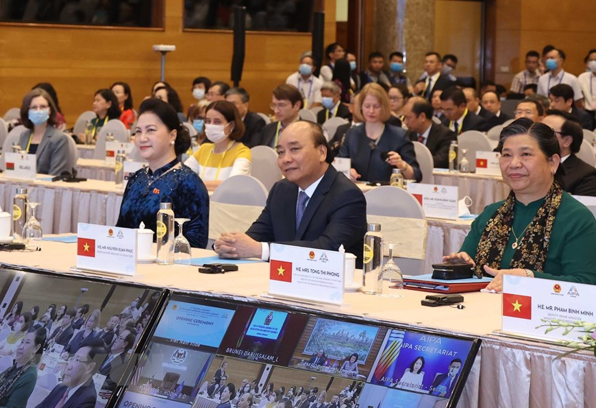 La presidenta de la Asamblea Nacional de Vietnam (AN) y de AIPA-41, Nguyen Thi Kim Ngan; el primer ministro y presidente de ASEAN 2020, Nguyen Xuan Phuc; la vicepresidenta permanente de AN y jefa de la delegación parlamentaria del país indochino en el evento, Tong Thi Phong; y los delegados, Fuente: VNA