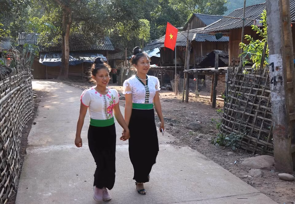 Durante las vacaciones del festejo, las chicas de la etnia visten a menudo los trajes tradicionales más hermosos y nuevos. (Foto: Nguyen Xuan Tien / VNA)