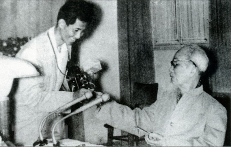 El presidente Ho Chi Minh regalaba cigarros aromáticos al periodista Lam Hong Long de la Agencia Vietnamita de Noticias (Foto: VNA)