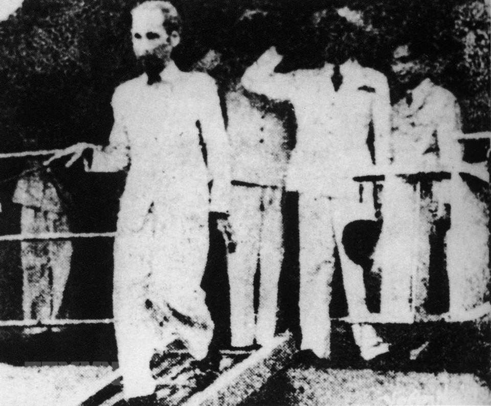 El primer director general de la VNA, Tran Kim Xuyen, participó en una ceremonia de bienvenida al presidente Ho Chi Minh, y para entervistarlo a su regreso al país luego de visitar a Francia para firmar El modus vivendi entre Vietnam y Francia el 14 de septiembre de 1946 (Foto: VNA) 