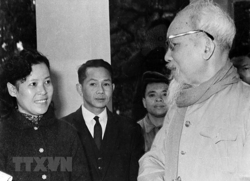 El presidente Ho Chi Minh instruyó a la reportera Tue Oanh de la Agencia Vietnamita de Noticias sobre la redacción de noticias en ocasión de las elecciones de la Asamblea Nacional (III Legislatura) (26 de abril de 1964). (Foto: VNA)