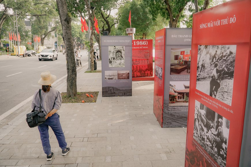 También en esta ocasión, Hanoi inauguró una exposición de pinturas históricas de la capital, que atrajo la visita de numerosas personas. Hanoi es tierra de una cultura milenaria, ya que lleva más de 1000 años de historia. En 1010, el emperador Ly Thai To, de la dinastía Ly, hizo construir su nueva capital en este sitio llamándola Thang Long (“dragón que alza el vuelo”) y mantuvo su nombre hasta 1831, cuando cambió el nombre a Hanoi (“ciudad entre ríos”). Desde entonces, el antiguo nombre ‘Thăng Long’ ha quedado arraigado en el folclor local y se sigue usando como nombre literario y poético de la ciudad, dejando “Hanoi” como denominación administrativa oficial.