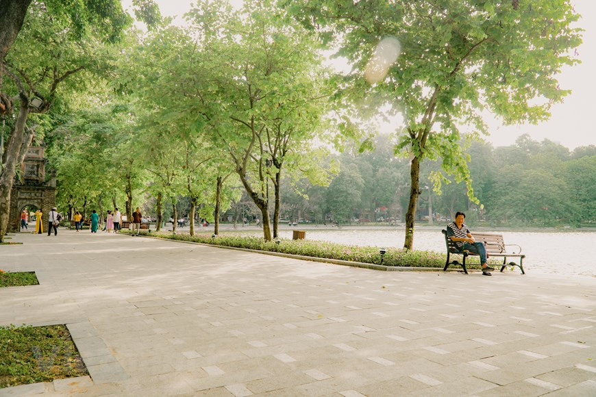 El terraplén está hecho de hormigón reforzado con fibra de gran durabilidad. Con el nuevo diseño, los residentes y visitantes tienen más espacio para sentarse cómodamente, mientras se relajan y disfrutan de la hermosa vista del lago Hoan Kiem en el clima otoñal. Al ver la apariencia nueva y moderna de sus riberas, Nguyen Huu Xi, residente del distrito de Hoan Kiem, dice que "nunca había visto una orilla del lago tan hermosa". Expresó el deseo de que Hanoi continúe implementando más proyectos similares, para que en el futuro la ciudad luzca más bella y desarrollada, como el corazón y alma de Vietnam que es. 