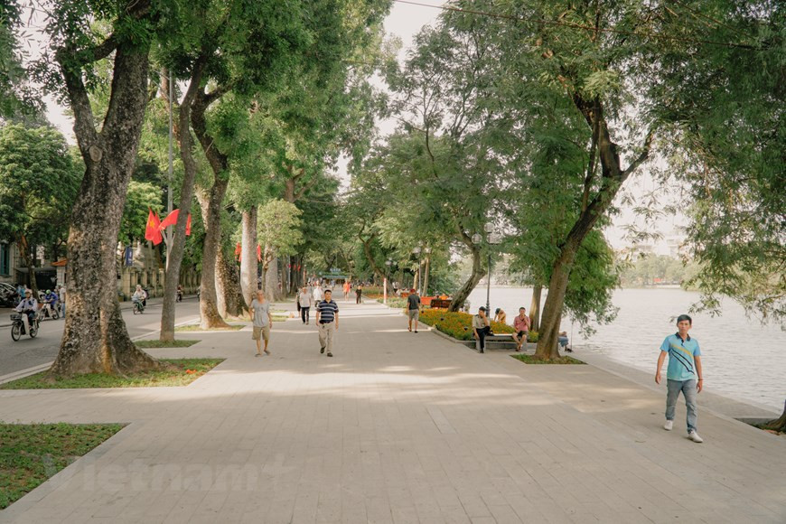 Hanoi se encuentra situada en la zona norte del país, en la margen derecha del río Rojo, a una distancia de aproximadamente 1.760 kilómetros al norte de Ciudad Ho Chi Minh y a unos 120 kilómetros al oeste de Hai Phong, principal puerto de Vietnam. Es el corazón cultural de Vietnam y una ciudad encantadora, donde los templos y pagodas antiguas se mezclan con las callejuelas y barrios coloniales. Al llegar a Hanoi, además del lago Hoan Kiem, los viajeros tienen la oportunidad de recorrer diferentes lugares atractivos, como el puente de The Huc, la pagoda de Ngoc Son, el Mausoleo de Ho Chi Minh y el Templo de la Literatura, este último reconocido como la primera universidad del país; además del lago Oeste. Lugares todos en los que se puede disfrutar de la variada gastronomía capitalina.