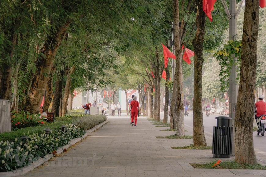 El pavimento construido de piedra natural en el lago Hoan Kiem arrancó realmente desde el año 2010 como una de las obras para celebrar los mil años de existencia de Thang Long-Hanoi. A pesar de muchas interrupciones, en enero de 2020 se retomó de nuevo el proyecto y se completó a principios de este mes de octubre. Al evaluar el proyecto, el ex vicepresidente de la Asociación de Arquitectos de Vietnam, Nguyen Quoc Thong, dijo que el terraplén y el pavimento de piedra natural crean "un espacio homogéneo en términos de lenguaje arquitectónico, eliminando así la sensación de mosaico".
