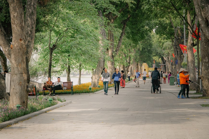 El lago Hoan Kiem (que en vietnamita significa “de la Espada Restituida”), se sitúa en el distrito central de Hoan Kiem, en la capital de Vietnam. Localizado en pleno corazón de Hanoi, es uno de los destinos más famosos de la ciudad. Hace dos meses, las autoridades de la urbe aprobaron un proyecto de mejorar el pavimento alrededor del lago. Después de casi dos meses de construcción utilizando piedra natural, para reemplazar el antiguo ladrillo que había sido degradado, este lago exhibe ahora un nuevo aspecto, que impresiona gratamente a mucha gente de la ciudad. No solo es más bonito y más limpio, sino también más espacioso.