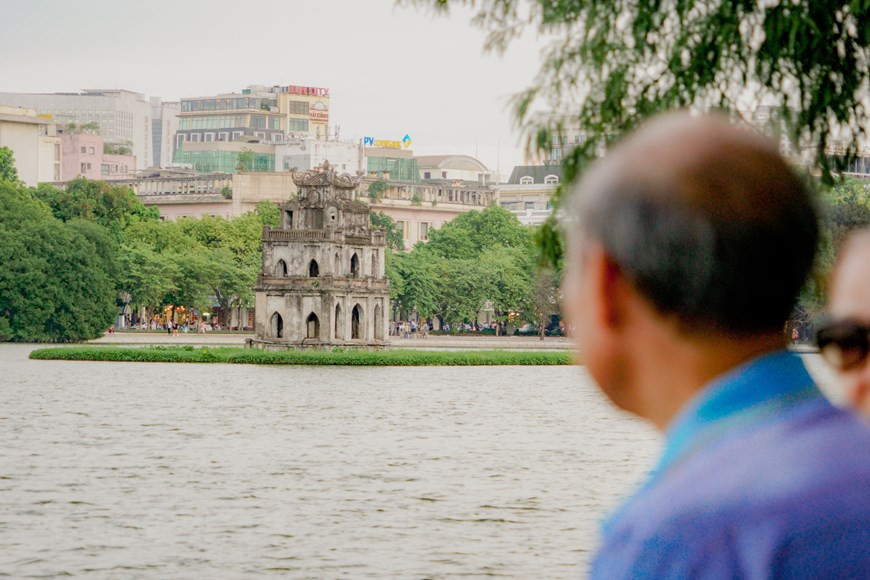 Al contemplar la Torre de la Tortuga, un “hanoyense” cuenta la historia del lugar. Hace muchos años, China emprendió una invasión sobre Vietnam y el emperador de este último país, Le Loi, quiso recuperar su imperio. Se hallaba cerca del lago, cuando una tortuga salió del agua para entregarle una espada con poderes mágicos, que utilizaría para vencer a los invasores. La condición era que, una vez finalizado su cometido, el emperador devolviera la espada. Un día cuando el país ya había ganado la soberanía, la tortuga salió del lago, le arrebató la espada y se sumergió de nuevo en las aguas llevándosela al fondo para no ser vistas nunca más ninguna de las dos. Después, en el medio del lago, se construyó un pequeño islote con la llamada Torre de la Tortuga para recordar a la tortuga sagrada y rendirle tributo por su ayuda. 