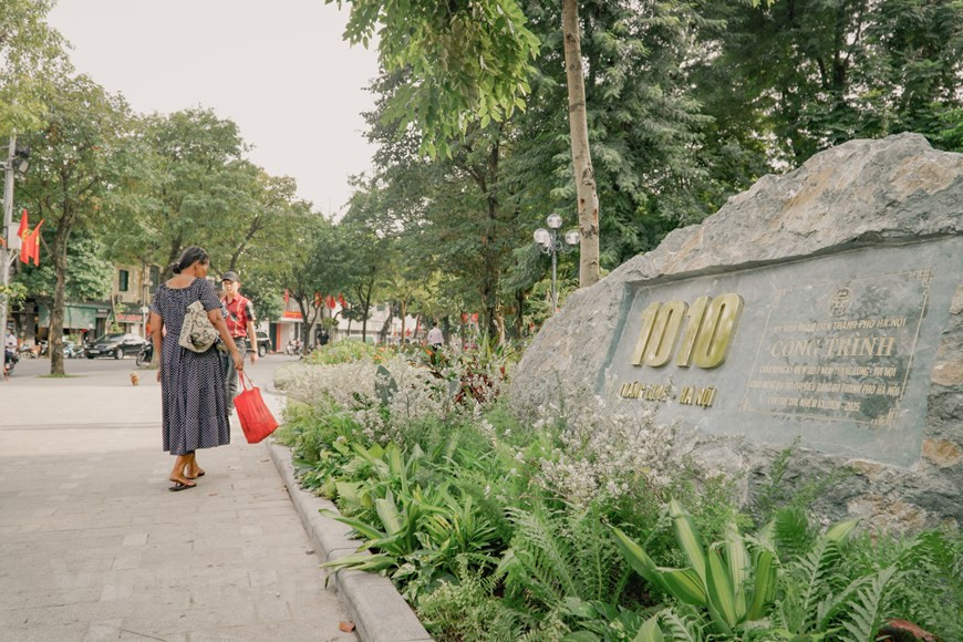 El proyecto de renovación y embellecimiento del lago Hoan Kiem se completó después de cinco meses de construcción para celebrar el 1010 aniversario de Thang Long-Hanoi. La primera etapa de la capital milenaria constó del año de fundación de la capital vietnamita en 1010 hasta 1858 cuando los colonialistas franceses invadieron el país, mientras que la segunda abarcó las luchas pasadas contra los agresores extranjeros y el proceso de construcción de la ciudad, desde 1858 hasta 1986. La última etapa demostró los logros alcanzados en el periodo de renovación emprendido por Vietnam, desde 1986 hasta hoy día, tales como el recibimiento de Hanoi del título de Ciudad de Paz y su participación en la red de las urbes creativas de la UNESCO.