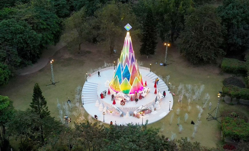 En estos días, los jóvenes en Hanoi están acudiendo al área urbana Ecopark, que posee un árbol de Navidad en forma de brotes de bambú. (Foto: Vietnam+)