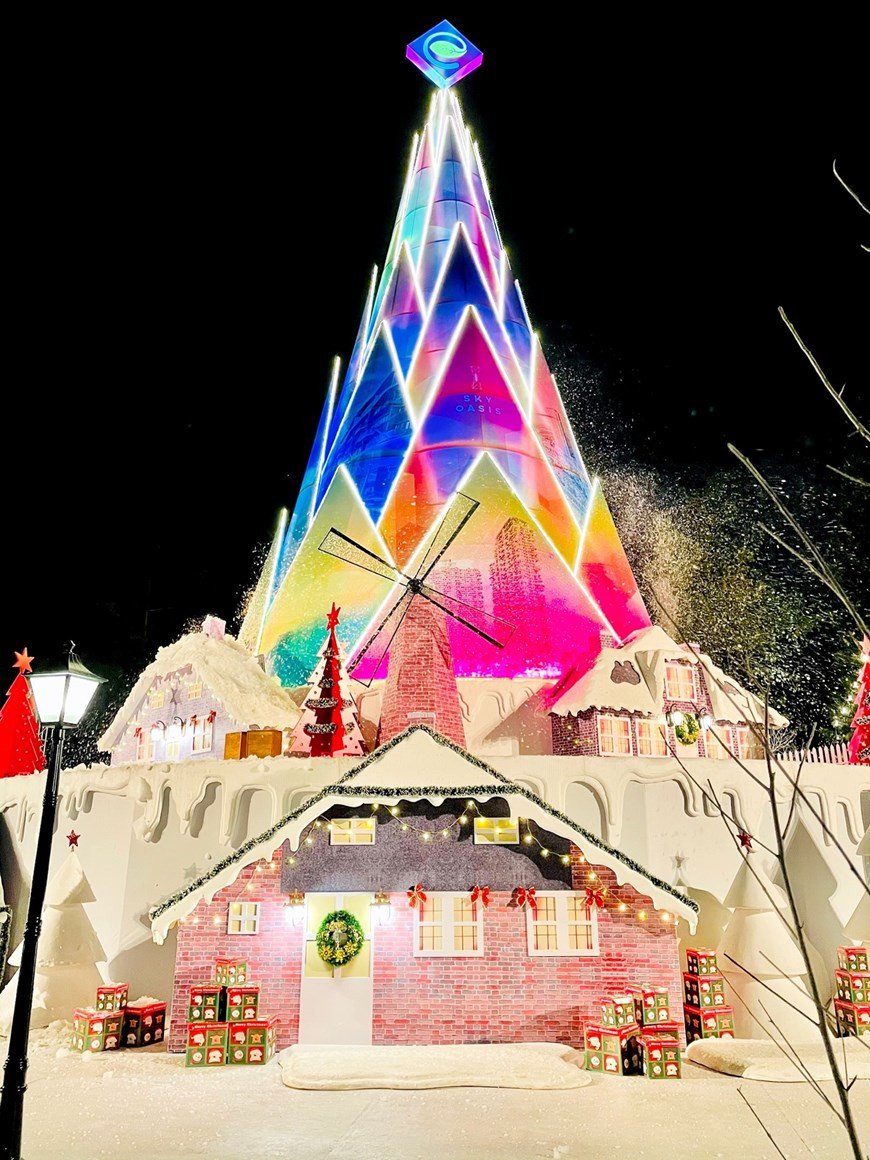 Una aldea llena del espíritu navideño con la nieve y los brotes de bambú coloridos se erige en el parque veraniego de Ecopark. (Foto: Vietnam+).