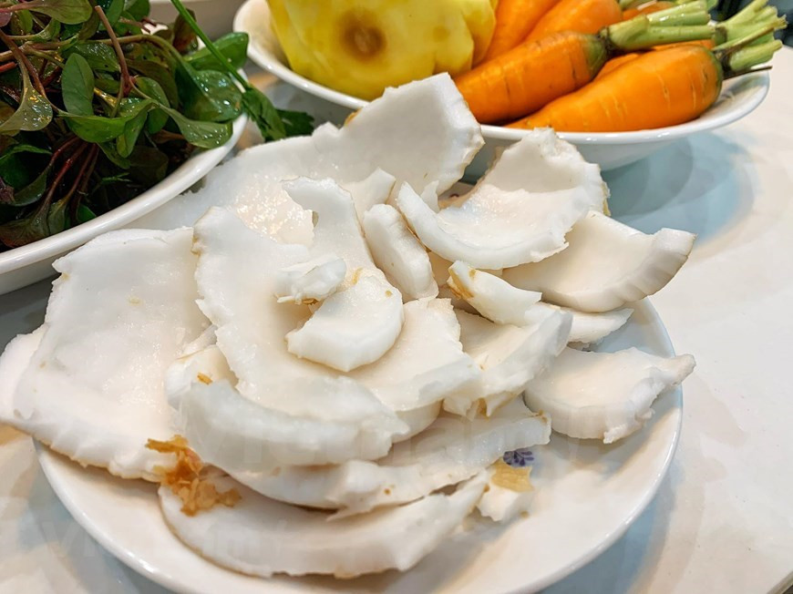 La pulpa de coco contiene grasas que pertenecen al grupo de los lípidos. Ayuda al cuerpo a absorber otros nutrientes del jugo. De cáscara gruesa y peluda, la pulpa del coco es blanca y con un aroma inconfundible. 100 gramos de pulpa nos aportan 342 calorías; sí, es una de las frutas más calóricas pero con un sinfín de propiedades nutritivas. Entre los múltiples beneficios del coco destacan sus propiedades antioxidantes, su capacidad para regular la presión sanguínea y disminuir los triglicéridos. Además es rico en fibras y minerales como potasio, fósforo, magnesio, hierro y vitaminas E, C, y B. (Foto: Mai Mai / Vietnam +)