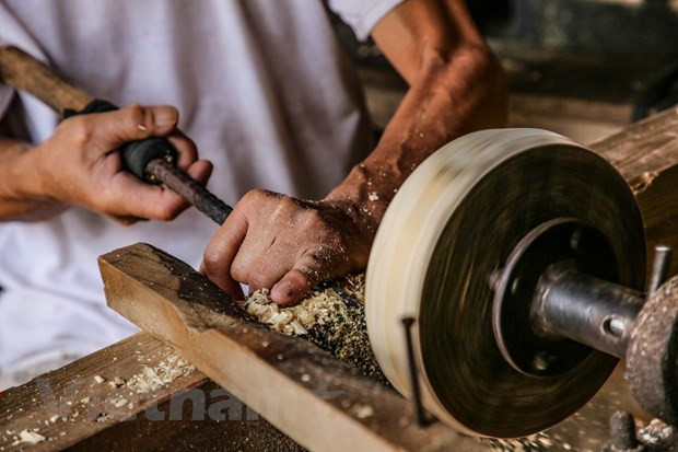 Cuando no había máquinas para fabricar el cuerpo del tambor, los pasos debían hacerse a mano, lo que llevaba mucho tiempo. Actualmente hay máquinas de corte, que ahorran materiales, así como tiempo de procesamiento y brindan alta eficiencia en el trabajo. Para hacer un tambor, se elige el tipo de madera de yaca, pero principalmente se usa madera de tilo, porque la suavidad de la madera será más fácil de utilizar. Cada juguete folclórico conlleva una historia educativa ligada con una determinada alusión literaria, esperamos que mediante ellos la infancia pueda percibir la cultura tradicional del pueblo, (Foto: Vietnam +)