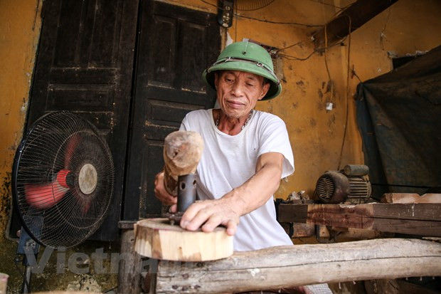 En la actualidad, en la aldea de oficio de producción de juguetes tradicionales de Ong Hao no hay muchos artesanos y solo quedan unos pocos en la localidad, de los cuales la mayoría son aquellos con más de 50 años de edad. El Festival del Medio Otoño es una festividad anual celebrada por varios países en Asia, tales como China, Vietnam, Corea del Sur y Japón. Cada sitio tiene su costumbre diferente en la fiesta. En Vietnam, el Festival del Medio Otoño es ocasión para que los miembros de la familia se reúnan, y los niños se diviertan con sus juguetes por las calles, donde por estos días se realizan actuaciones de Mua Rong (danzas de dragón) y Mua Lan (danzas de león), (Foto: Vietnam +)