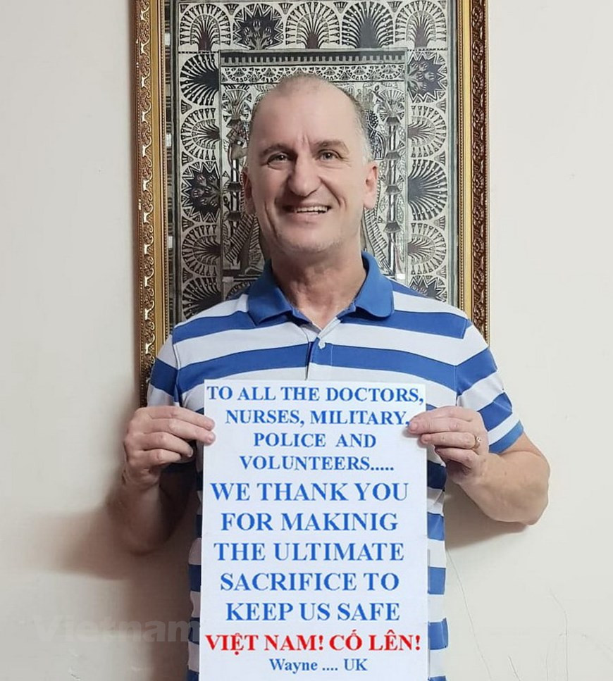 El profesor británico Wayne Worrell gana el primer premio en la categoría de innovación del concurso nacional de informaciones al exterior con el proyecto Vietnam We Thank You - Việt Nam cố lên! "Vietnam te damos las gracias - ¡Fuerza Vietnam!". El maestro reside en el país indochino con su familia, atestiguó los esfuerzos y la determinación del Gobierno, así como la solidaridad y el consenso del pueblo vietnamita en la lucha contra la epidemia. Le pedí a mis amigos que se unieran al proyecto, y ellos, a su vez se, lo solicitaron a sus otras amistades. En casa, tomamos fotos y videos sobre nuestro agradecimiento a Vietnam por lo que el Gobierno y su pueblo han hecho para mantenernos a salvo”, dijo Worrell (Fuente: Ta Hien/Vietnamplus)